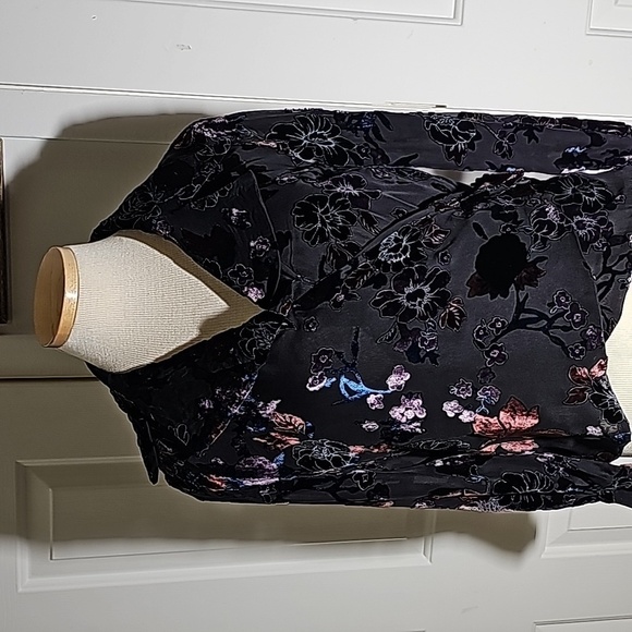 Dana Buchman chiffon wrap blouse with raised velvet flaral size 4. Beautiful - Picture 1 of 13